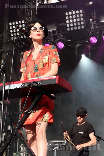 LA FEMME - 2014-07-18 - PARIS - Parvis de l'Hotel de Ville - 